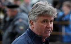 Гус Хидинк фааворит за  поста на Сколари